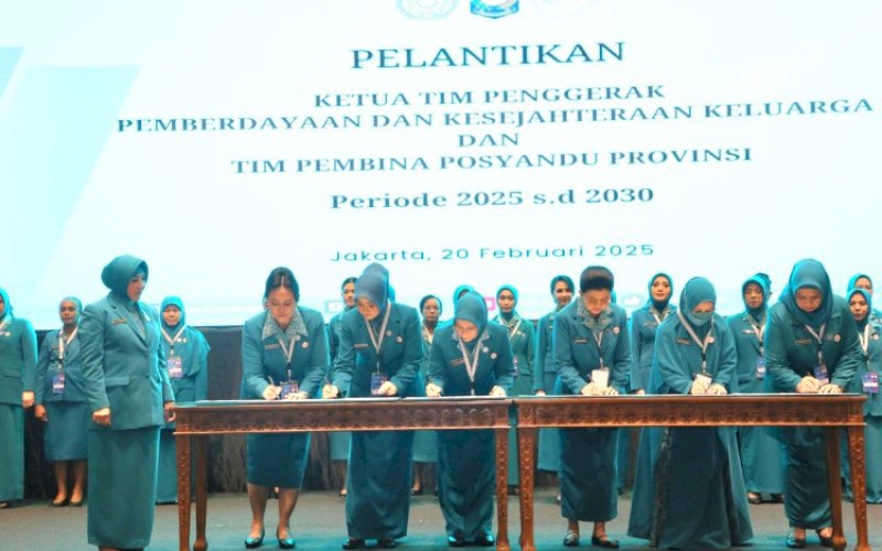 PELANTIKAN. Ketua Umum Tim Penggerak PKK, Tri Tito Karnavian, secara resmi melantik dan mengukuhkan Naoemi Octarina sebagai Ketua TP PKK Sulsel sekaligus Ketua Tim Pembina Posyandu Provinsi Sulsel di Aryanusa Ballroom, Menara Danareksa, Jakarta Pusat, Kamis (20/2/2025). foto: istimewa