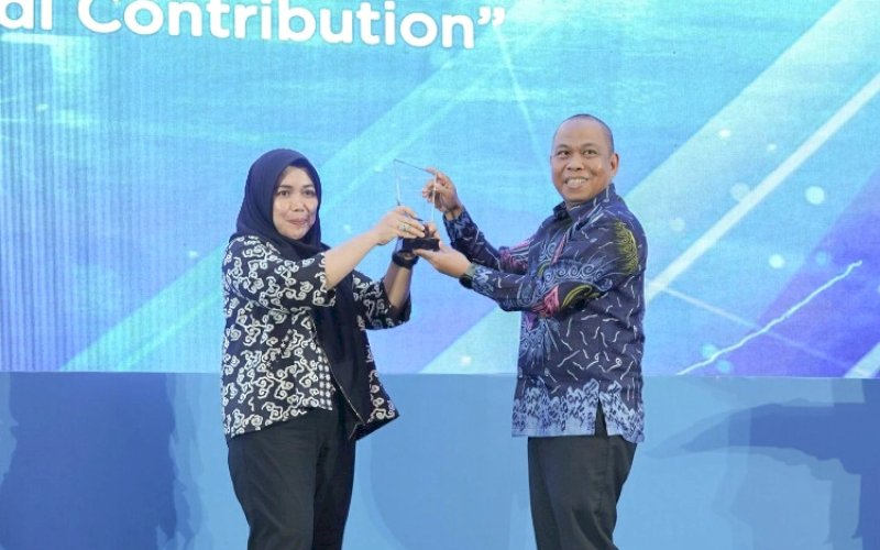 PENGHARGAAN. Manager Hukum dan Humas Pelindo Regional 4, Erisanty, meraih penghargaan Best Law Service dalam ajang 'Pelindo Legal Forum 2025' yang diselenggarakan di Ciawi, Bogor, 25-26 Februari 2025. foto: istimewa