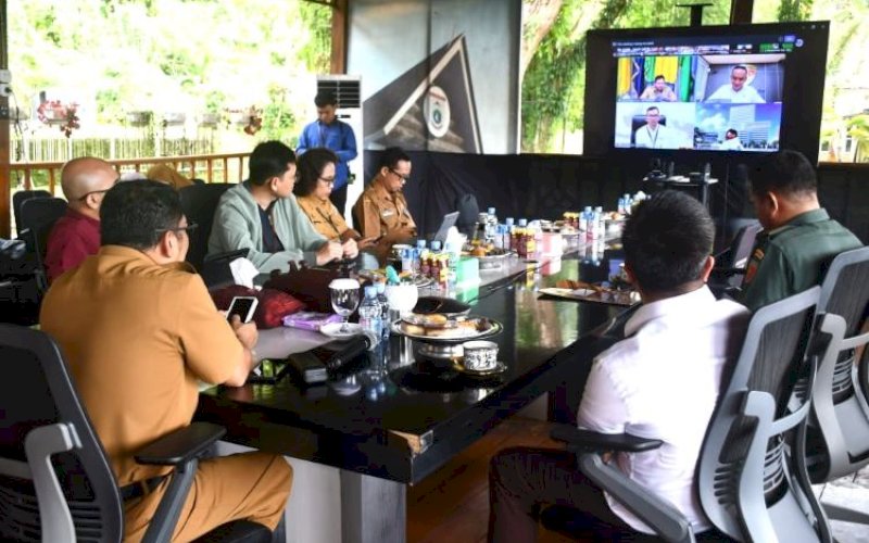 RAKOR. Pj Sekda Provinsi Sulbar, Amujib, memimpin Rapat Koordinasi (Rakor) sebagai upaya mengantisipasi inflasi menjelang Bulan Ramadan, Senin (10/2/2025). foto: istimewa