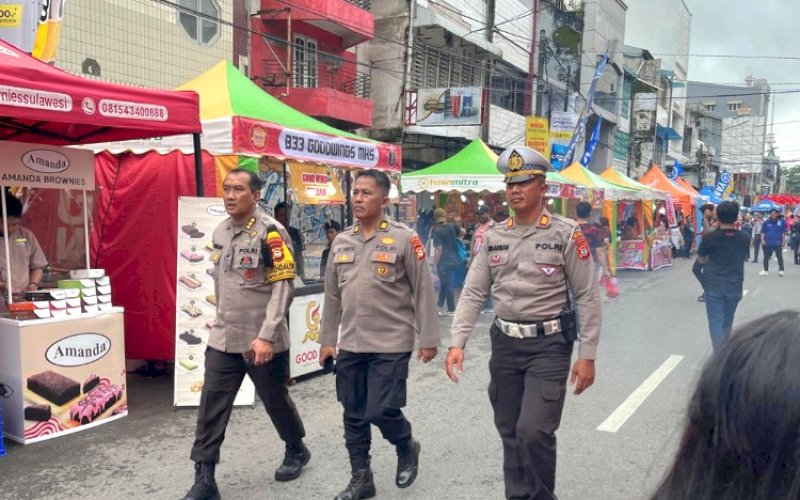 PENGAMANAN. Petugas Kepolisian melakukan pengamanan acara Perayaan Jappa Jokka Cap Go Meh 2025 yang berlangsung di sepanjang kawasan Jl Sulawesi, Kota Makassar, Sabtu (8/2/2025). foto: doelbeckz/pluz.id