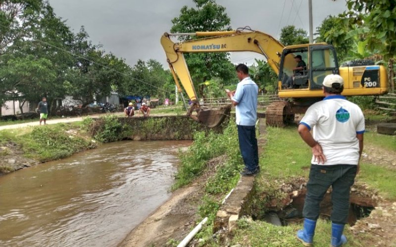 PENGERUKAN. Perumda Air Minum Kota Makassar atau PDAM Kota Makassar melakukan pegerukan sedimen lumpur akibat longsor yang terjadi di saluran air baku sekitar Sungai Leko Pancing, Kamis (6/2/2025). foto: istimewa