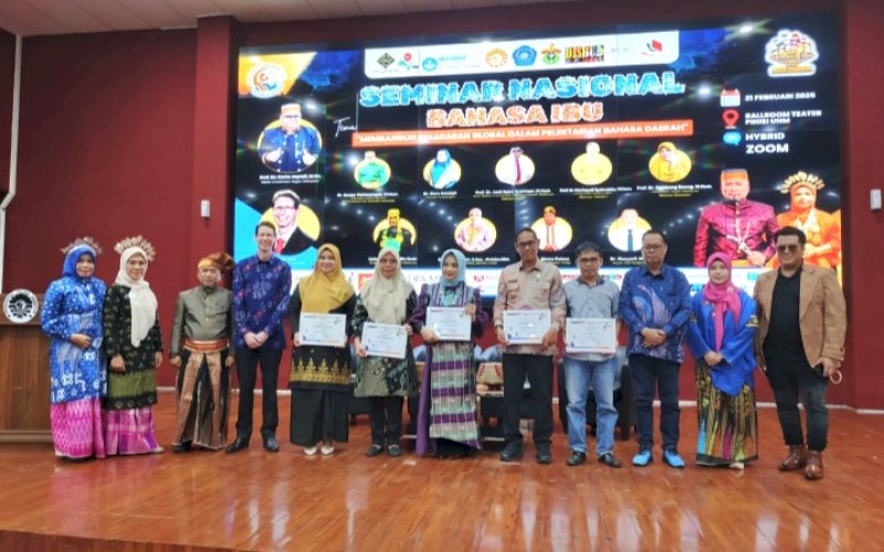 PENGHARGAAN. Pemkot Makassar menerima penghargaan atas peran sertanya dalam pelestarian dan perlindungan bahasa daerah melalui penerbitan regulasi terkait bahasa ibu di Ballroom Menara Pinisi UNM, Jumat (21/2/2025). foto: istimewa