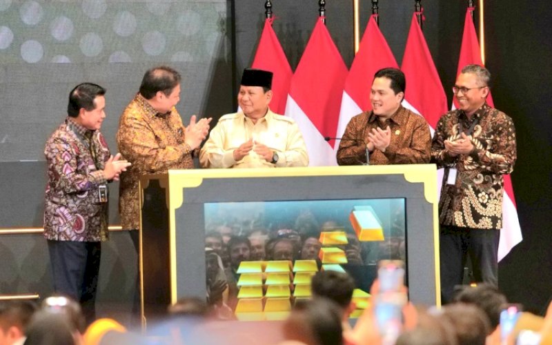 PELUNCURAN. Presiden Republik Indonesia Prabowo Subianto (tengah) didampingi Direktur Utama BSI Hery Gunardi (kiri), Menteri Koordinator Bidang Perekonomian Airlangga Hartanto (dua dari kiri), Menteri BUMN Erick Thohir (empat dari kiri) dan Direktur Utama PT Pegadaian (persero) Damar Latri Setiawan (paling kanan) meresmikan PT Bank Syariah Indonesia Tbk (BSI) sebagai bank syariah emas di Indonesia di Gade Tower Jakarta, Kamis (26/2/2025). foto: istimewa