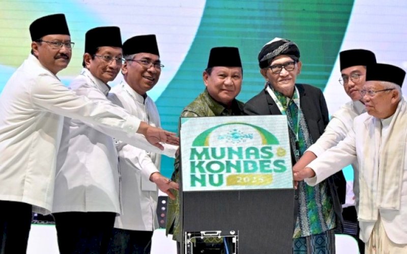 PEMBUKAAN. Presiden RI Prabowo Subianto didampingi Menteri Agama RI Nasaruddin Umar saat membuka Musyawarah Nasional (Munas) Alim Ulama dan Konferensi Besar Nahdlatul Ulama 2025 yang dirangkaikan Hari Lahir (Harlah) Nahdlatul Ulama (NU) ke-102 di Istora Senayan, Jakarta, Rabu (5/2/2025). foto: istimewa