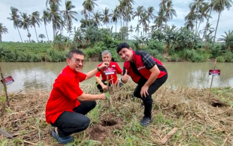 TANAM POHON. DPD PDI Perjuangan Sulsel melakukan gerakan penanaman pohon secara serentak yang dipusatkan di Desa Sapana Kecamatan Binamu, Kabupaten Jeneponto, Sabtu (8/2/2025). foto: istimewa
