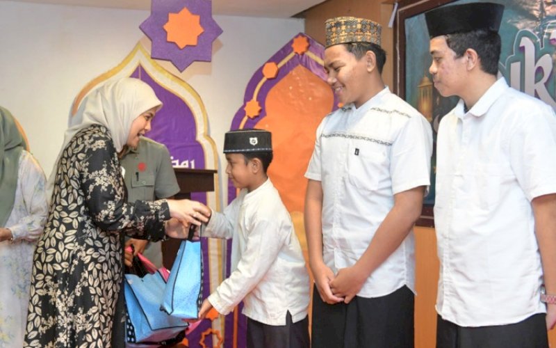 BERBAGI. Wakil Wali Kota Makassar, Aliyah Mustika Ilham, menyerahkan bingkisan kepada anak panti asuhan pada acara acara 'ASITA Buka Puasa Ramadan Penuh Berkah' di Almadera Hotel Makassar, Minggu (9/3/2025). foto: istimewa