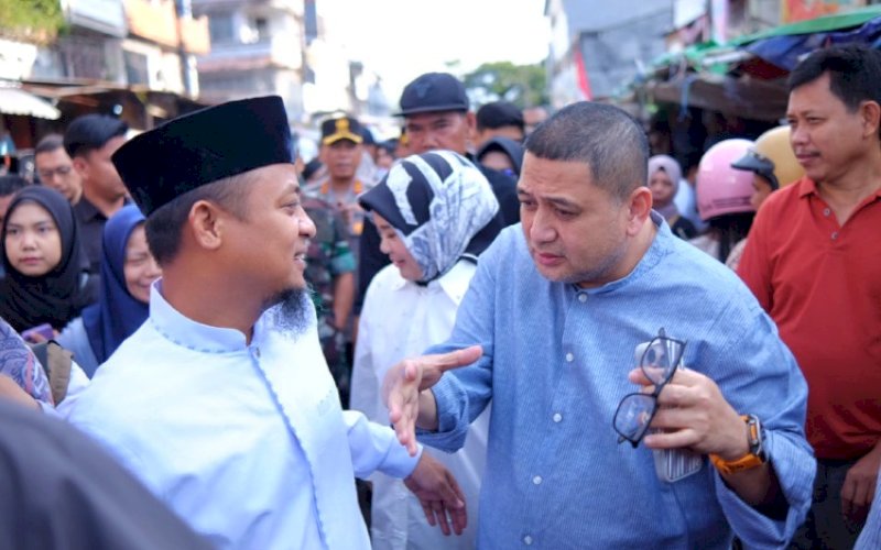 PENINJAUAN. Gubernur Sulsel Andi Sudirman Sulaiman dan Wali Kota Makassar Munafri Arifuddin bersama rombongan saat meninjau Pasar Terong Makassar, Sabtu (1/3/2025). foto: istimewa