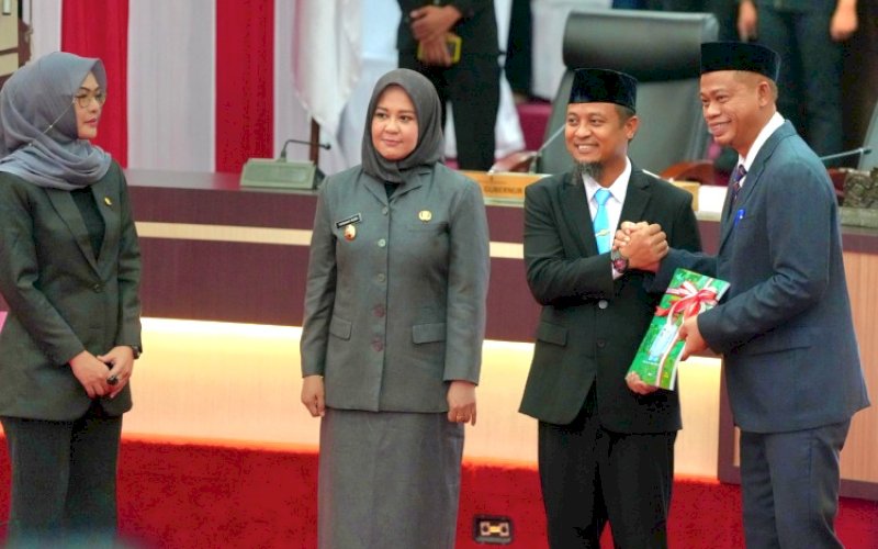 SERTIJAB. Prosesi Serah Terima Jabatan (Sertijab) dari Penjabat (Pj) Gubernur Sulsel Fadjry Djufry kepada Gubernur Sulsel Andi Sudirman Sulaiman dan Wakil Gubernur Sulsel Fatmawati Rusdi berlangsung khidmat di Ruang Rapat Paripurna, Kantor DPRD Sulsel, Jumat (7/3/2025). foto: istimewa