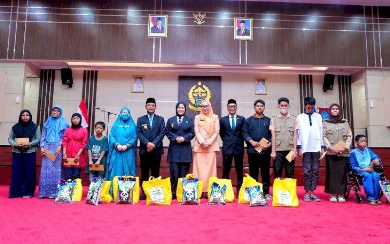 LAUNCHING. Gubernur Sulsel, Andi Sudirman Sulaiman, menyerahkan bantuan sembako Ramadan secara simbolis kepada masyarakat yang kurang mampu sebagai simbol launching Gerakan Sulsel ZIS (Zakat, Infaq, dan Sedekah) di Ruang Pola Kantor Gubernur Sulsel, Jumat (21/3/2025). foto: istimewa