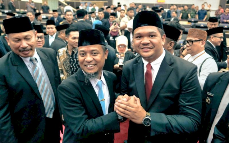 SALAM KOMANDO. Bupati Bantaeng M Fathul Fauzy Nurdin salam komando dengan Gubernur Sulsel Andi Sudirman Sulaiman saat menghadiri Serah Terima Jabatan (Sertijab) Gubernur Sulsel dan Wakil Gubernur Sulsel Periode 2025-2030 dari Penjabat (Pj) Gubernur Sulsel Fadjry Djufry kepada Andi Sudirman Sulaiman-Fatmawati Rusdi di Kantor DPRD Sulsel, Jumat (7/3/2025). foto: istimewa