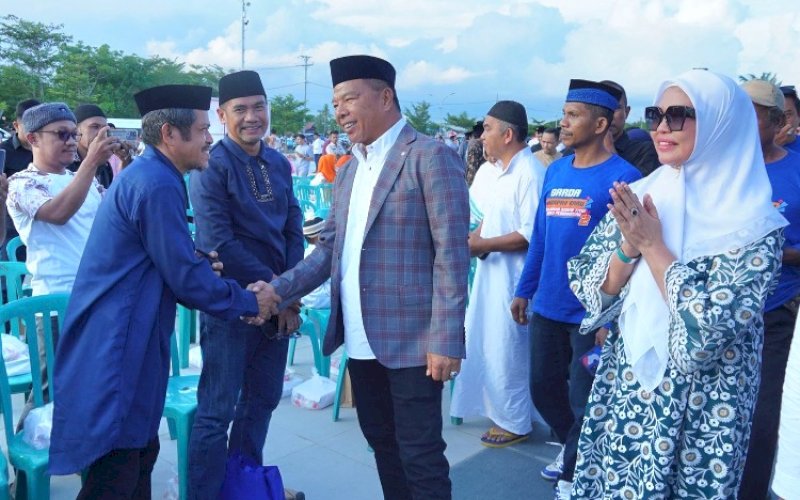 SAMBUTAN. Bupati Bulukumba, Andi Muchtar Ali Yusuf, disambut secara sederhana saat menghadiri buka puasa bersama di Pantai Merpati Bulukumba, Senin (3/3/2025). foto: istimewa