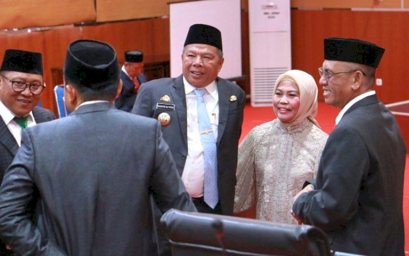 RAPAT PARIPURNA. Bupati Bulukumba Andi Muchtar Ali Yusuf didampingi Ketua Tim Penggerak PKK Bulukumba Andi Herfida Muchtar saat menghadiri rapat paripurna dengan agenda penyampaian pidato Bupati Bulukumba Masa Jabatan 2025-2030 di Gedung DPRD Bulukumba, Rabu (5/3/2025). foto: istimewa