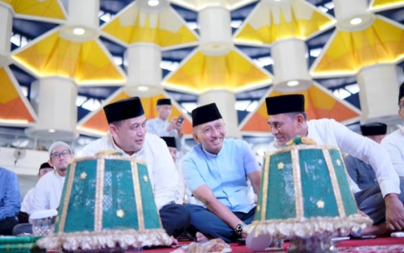 BUKA PUASA. Wali Kota Makassar, Munafri Arifuddin, menghadiri acara buka puasa bersama yang digelar Kedutaan Besar Arab Saudi untuk Indonesia di Masjid Kubah 99 Asmaul Husna, Center Point of Indonesia (CPI) Makassar, Minggu (16/3/2025). foto: istimewa
