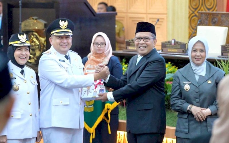 SERAH TERIMA. Mantan Wali Kota Makassar Moh Ramdhan Pomanto melakukan serah terima jabatan kepada Wali Kota dan Wakil Wali Kota Makassar periode 2025-2030 Munafri Arifuddin dan Aliyah Mustika Ilham yang digelar di DPRD Kota Makassar, Senin (3/3/2025). Turut hadir Wakil Gubernur Sulsel, Fatmawati Rusdi (kanan). foto: istimewa
