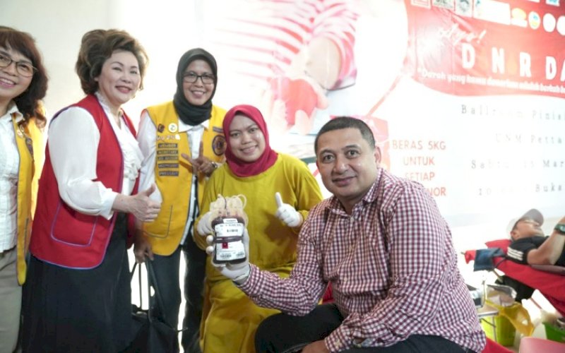 DONOR DARAH. Wali Kota Makassar Munafri Arifuddin, turut serta terlibat langsung dalam aksi donor darah yang digelar Paguyuban Sosial Marga Tionghoa Indonesia (PSMTI) Sulsel di Menara Pinisi Universitas Negeri Makassar (UNM), Sabtu (15/3/2025). foto: istimewa