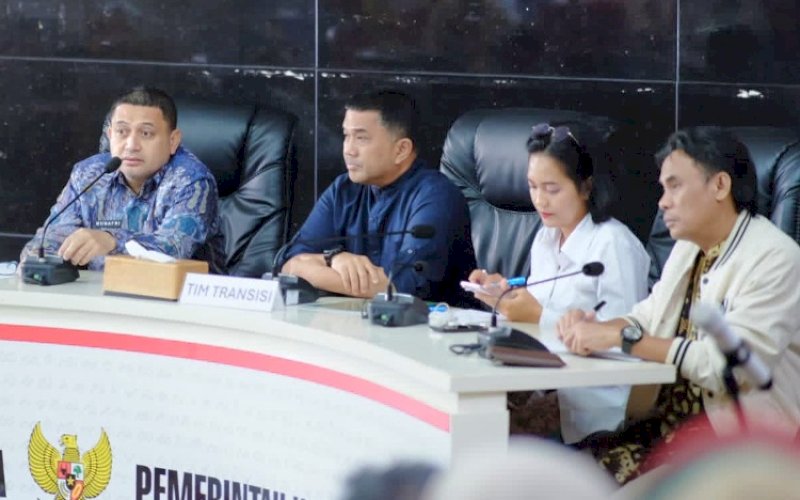 RAKOR. Wali Kota Makassar, Munafri Arifuddin, menggelar Rapat Koordinasi (Rakor).dengan jajaran Badan Usaha Milik Daerah (BUMD) dan Tim Transisi Mulia (Munafri Arifuddin-Aliyah Mustika Ilham) di Ruang Sipakalebbi, Balai Kota Makassar, Jumat (14/3/2025). foto: istimewa