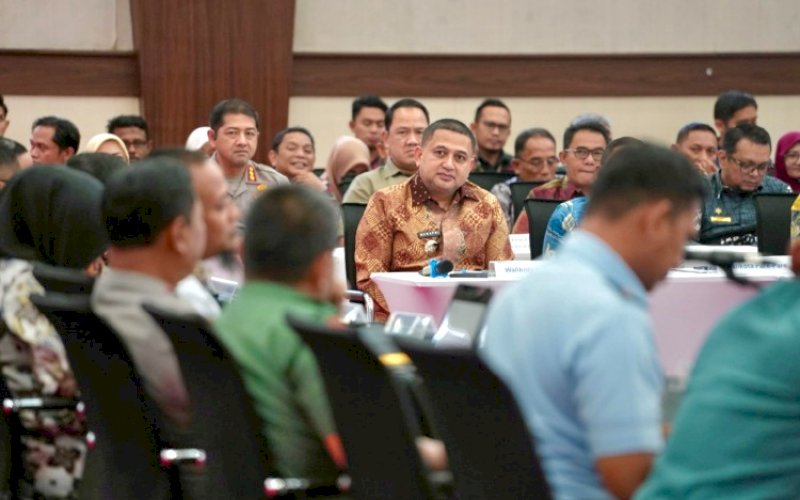 RAPAT. Wali Kota Makassar, Munafri Arifuddin, menghadiri High Level Meeting Tim Pengendalian Inflasi Daerah (TPID) se-Sulsel di Ruang Pola Kantor Gubernur Sulsel, Kamis (6/3/2025). foto: istimewa