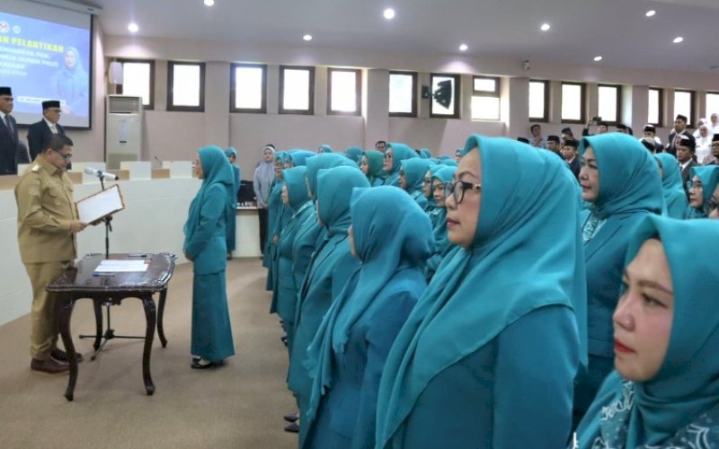 PELANTIKAN. Wali Kota Makassar, Munafri Arifuddin, secara resmi mengukuhkan dan melantik pengurus TP PKK, Dekranasda, serta Pokja Bunda PAUD Kota Makassar untuk masa bakti 2025-2030 di Ruang Sipakatau Balai Kota Makassar, Senin (24/3/2025). foto: istimewa