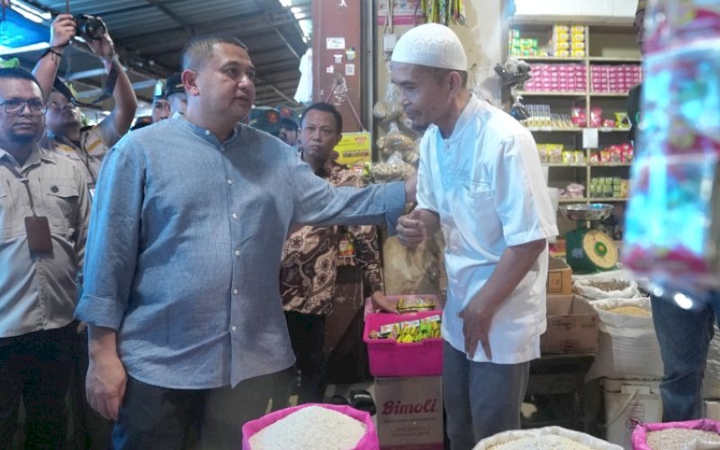 MENYAPA. Wali Kota Makassar, Munafri Arifuddin, menyapa salah satu pedagang saay meninjau dua pasar tradisioal di Kota Makassar, Pasar Terong dan Pasar Pa'baeng-baeng, Sabtu (1/3/2025). foto: istimewa