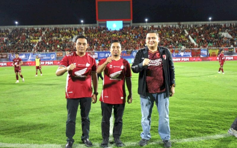 NONTON PSM. Wali Kota Makassar, Munafri Arifuddin (kanan), yang turut menyaksikan pertandingan PSM Makassar vs Persebaya Surabaya di Stadion Gelora BJ Habibie, Parepare, Jumat (7/3/2025) malam. foto: istimewa