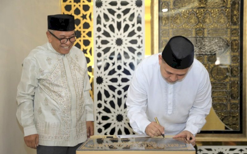 PENANDATANGANAN. Wali Kota Makassar Munafri Arifuddin disaksikan mantan Wali Kota Makassar Ilham Arif Sirajuddin menandatangani prasasti saat meresmikan Masjid Barakatul Ilham yang berlokasi di Jl Topaz Raya, Kota Makassar, Sabtu (1/3/2025). foto: istimewa
