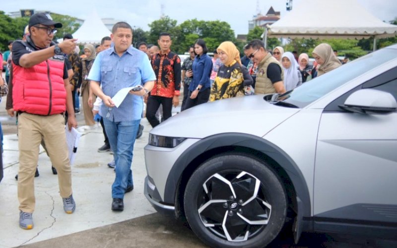 PENERTIBAN. Wali Kota Makassar, Munafri Arifuddin, memimpin penertiban kendaraan dinas yang digunakan OPD Pemkot Makassar di Lapangan Karebosi, Sabtu (8/3/2025). foto: istimewa