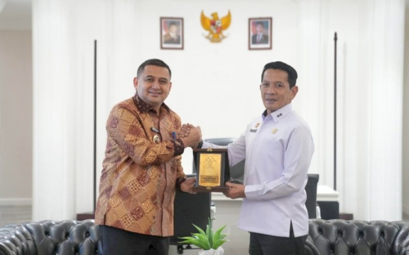 SINERGI. Wali Kota Makassar Munafri Arifuddin menerima kunjungan Kepala Kantor Wilayah Kementerian Hukum (Kemenhum) Sulsel Andi Basmal di ruang kerjanya di Balai Kota Makassar, Kamis (6/3/2015). foto: istimewa 