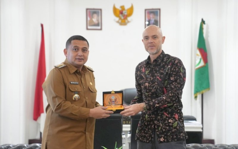 PERTEMUAN. Wali Kota Makassar, Munafri Arifuddin, menerima kunjungan kehormatan Konsul Jenderal (Konjen) Amerika Serikat (AS) untuk Indonesia Christopher Green di Balai Kota Makassar, Senin (10/3/2025). foto: istimewa