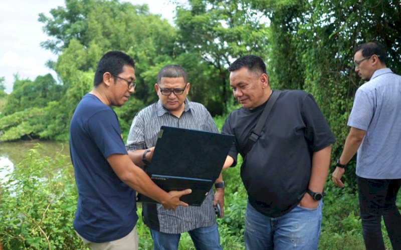 PENINJAUAN. Wali Kota Makassar, Munafri Arifuddin (kedua kiri), meninjau langsung lokasi yang akan dijadikan pembangunan stadion di kawasan Untia, Kecamatan Biringkanaya, Sabtu (8/3/2025). foto: istimewa