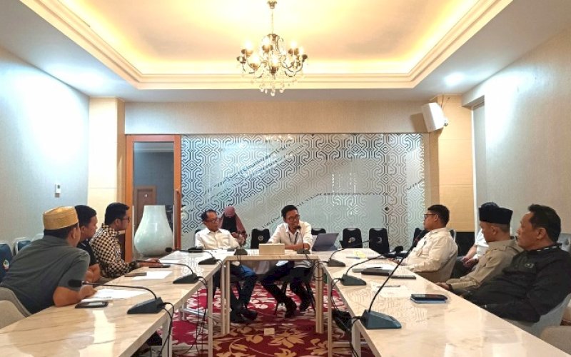 PERTEMUAN. Diskominfo-SP Provinsi Sulsel menerima kunjungan konsultasi dan koordinasi anggota dewan dari Komisi I DPRD Kabupaten Wajo di Toraja Room Kantor Gubernur Sulsel, Jumat (7/3/2025). foto: istimewa