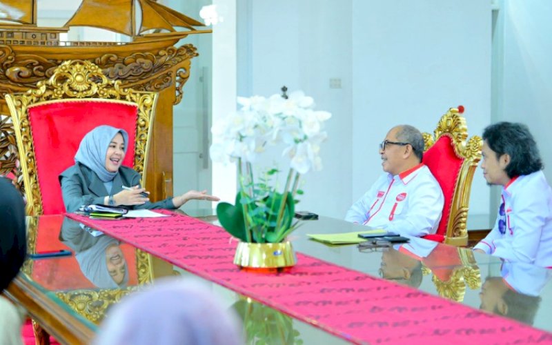 AUDIENSI. Wagub Sulsel, Fatmawati Rusdi, menerima kunjungan pengurus Dewan Pimpinan Daerah (DPD) Persatuan Artis Penyanyi Pencipta Lagu dan Pemusik Republik Indonesia (PAPPRI) Sulsel di Rumah Jabatan Wakil Gubernur, Selasa (11/3/2025). foto: istimewa