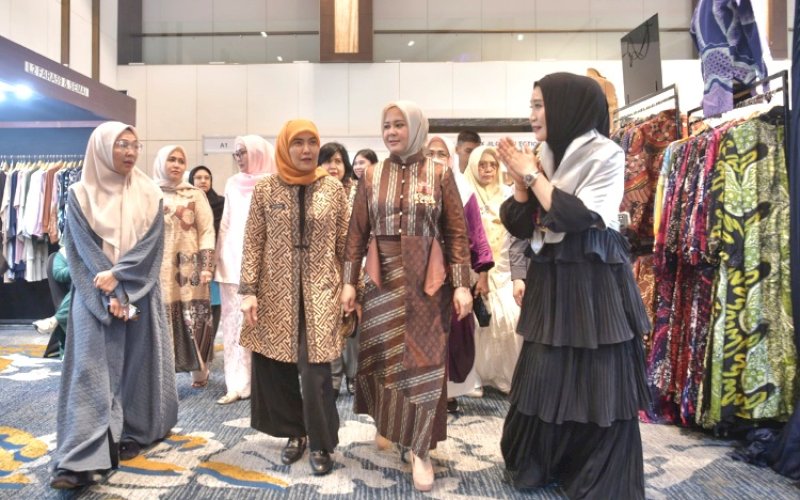 PEMBUKAAN. Wagub Sulsel, Fatmawati Rusdi (tengah), saat hadir membuka Trend Hijab Ramadan 2025 di Hotel Claro Makassar, Jumat (14/3/2025). foto: istimewa