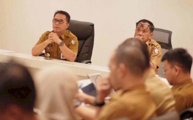 RAPAT. Pj Sekda Kota Makassar, Irwan Adnan, memimpin Rapat Tim Anggaran Pemerintah Daerah (TAPD) untuk membahas efisiensi belanja daerah sebagai tindak lanjut Instruksi Presiden (Inpres) Nomor 1 Tahun 2025 tentang Efisiensi Anggaran di Kantor Balai Kota Makassar, Selasa (4/3/2025). foto: istimewa
