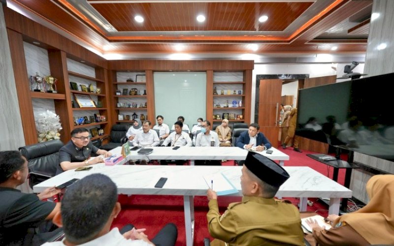 RAPAT. Sekda Provinsi Sulsel, Jufri Rahman, mengikuti Exit Meeting Hasil Pemeriksaan Interim BPK RI Perwakilan Provinsi Sulsel di Ruang Rapat Sekda, Kantor Gubernur Sulsel, Senin (24/3/2025).&nbsp;foto: istimewa