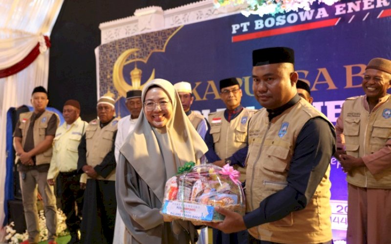 PENYERAHAN. Ketua TP PKK Kota Makassar, Melinda Aksa, menyerahkan bingkisan saat menghadiri acara buka puasa bersama yang diselenggarakan PT Bosowa Energi di Masjid H Mahmud Pitu, Kabupaten Jeneponto, Sabtu (15/3/2025). foto: istimewa