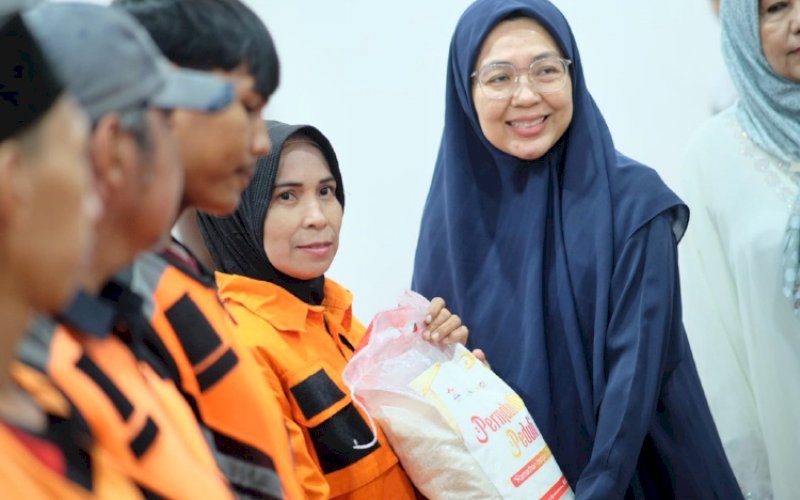 PEDULI. Ketua TP PKK Kota Makassar, Melinda Aksa, menyerahkan bantuan sembako kepada petugas kebersihan di Masjid Cheng Hoo Tanjung Bunga, Kecamatan Tamalate, Kota Makassar, Minggu (9/3/2025). foto: istimewa