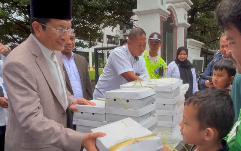 BERBAGI. Menteri Agama, Nasaruddin Umar, membagikan takjil di halaman kantor pusat Kementerian Agama, Senin (3/3/2025). foto: istimewa