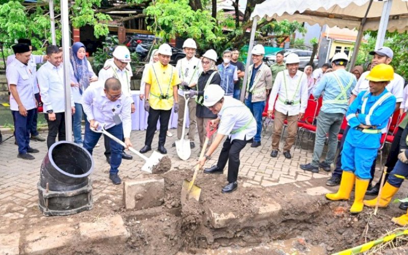 GROUNDBREAKING. Perumda Air Minum Kota Makassar melakukan groundbreaking pemasangan jaringan pipa distribusi utama dengan diameter 500, 450, dan 400 MM, Rabu (19/3/2025). foto: istimewa