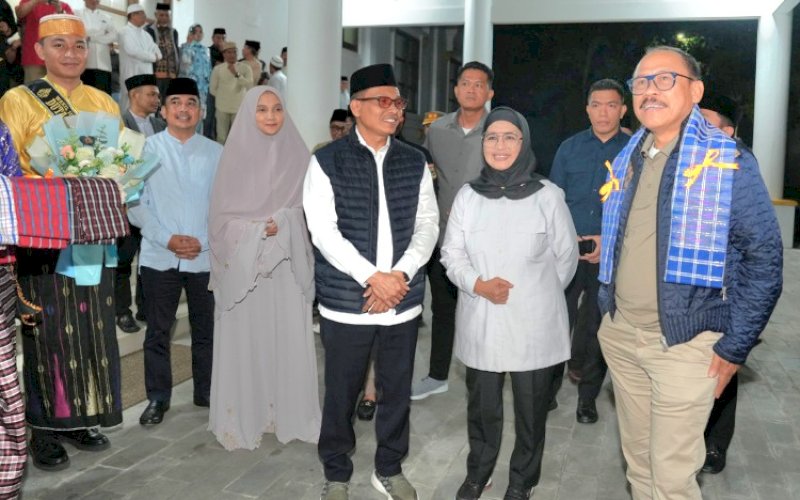 SAMBUTAN. Gubernur Sulbar Suhardi Duka (SDK) dan Wakil Gubernur Sulbar Salim S Mengga (JSM) serta para Bupati dan Wakil Bupati se-Sulbat mendapatkan penyambutan saat tiba di Sulbar setelah menyelesaikan Retret Kepala Daerah di Akademi Militer (Akmil) Magelang, Jateng, Sabtu (1/3/2025) dini hari. foto: istimewa