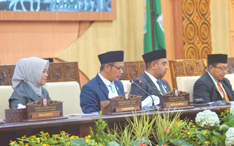 PIMPINAN RAPAT. Ketua DPRD Kota Makassar, Supratman (kedua kiri), memimpin Rapat Paripurna dan Serah Terima Jabatan (Sertijab) Wali Kota dan Wakil Wali Kota Makassar periode 2025-2030, Senin (3/3/2025). foto: istimewa