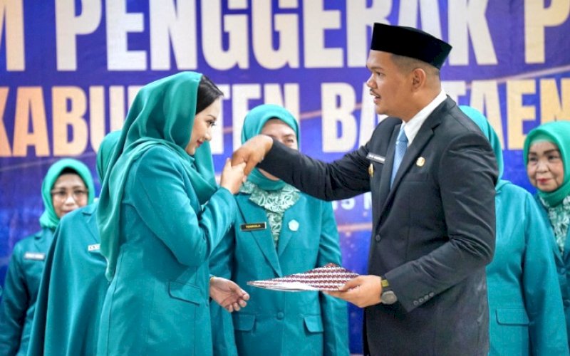 PELANTIKAN. Bupati Bantaeng, M Fathul Fauzy Nurdin, melantik pengurus Tim Penggerak Pemberdayaan dan Kesejahteraan Keluarga (TP PKK) Kabupaten Bantaeng masa bakti 2025-2030 di Balai Kartini Bantaeng, Sabtu (15/3/2025). foto: istimewa