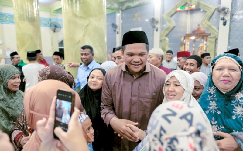SAMBUTAN. Bupati Bantaeng, M Fathul Fauzy Nurdin, mendapatkan sambutan luar biasa dari jemaah saat Safari Ramadan dengan Salat Isya dan Tarawih Berjemaah di Masjid Jamiatul Khaeriah Tangnga-tangnga, Kelurahan Bonto Sunggu, Kecamatan Bissappu, Kabupaten Bantaeng, Minggu (2/3/2025). foto: istimewa