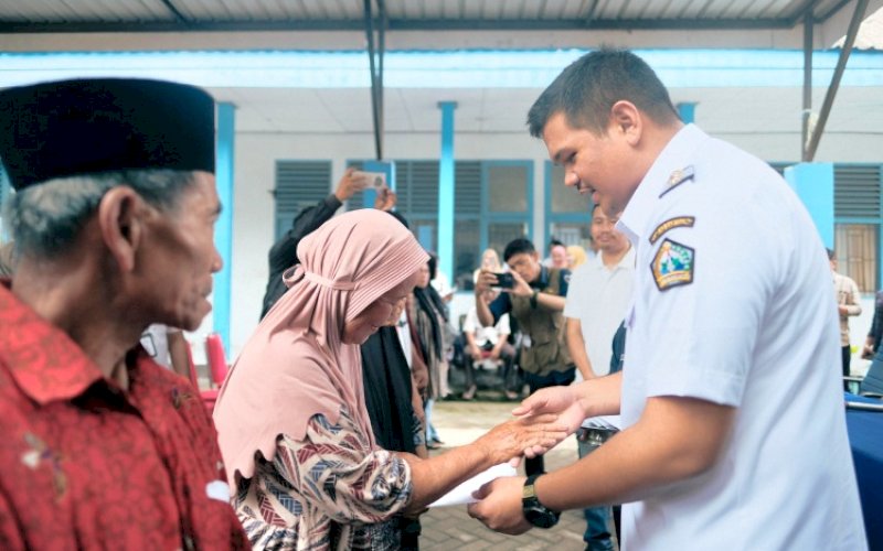 PENYERAHAN..Bupati Bantaeng, M Fathul Fauzy Nurdn, menyerahkan bantuan Asistensi Rehabilitas Sosial (Atensi) Kementerian Sosial senilai Rp208 juta untuk 78 orang penerima manfaat. foto: istimewa