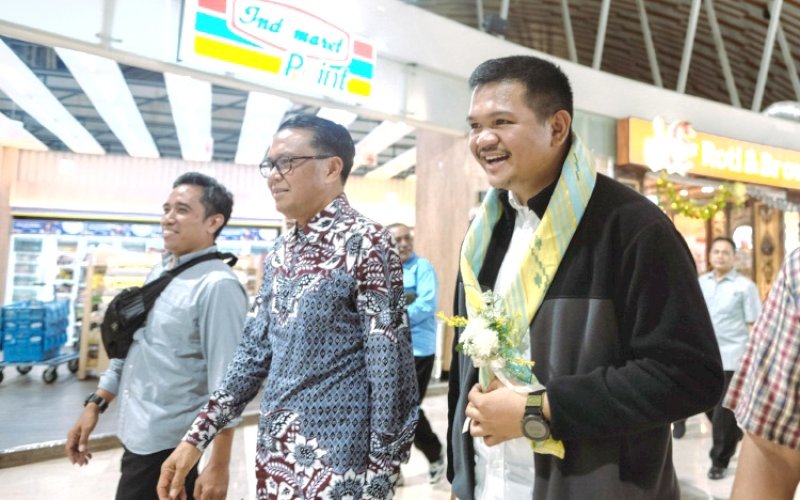 SAMBUTAN. Bupati Bantaeng M Fathul Fauzy Nurdin disambut langsung mantan Gubernur Sulsel yang juga ayahnya Nurdin Abdullah saat tiba di Bandar Udara Internasional Sultan Hasanuddin Makassar, Jumat (28/2/2025) malam. foto: istimewa