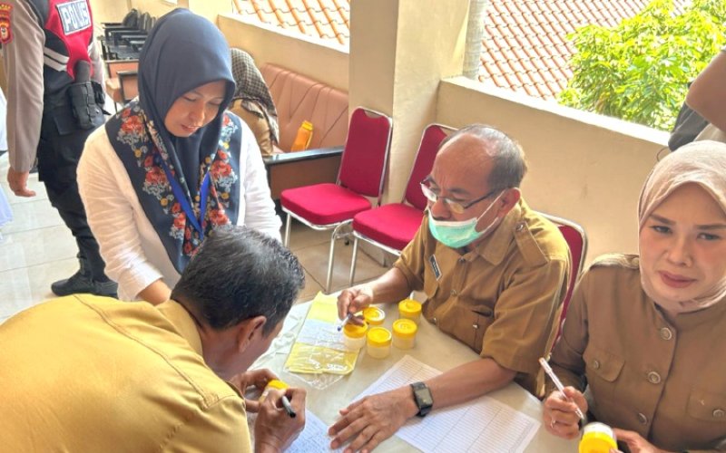 PEMERIKSAAN. Pemeriksaan narkoba terhadap seluruh pejabat dan ASN yang hadir rakor lingkup Pemkab Bulukumba yang digelar di Ruang Pola Kantor Bupati, Selasa (29/4/2025). foto: istimewa