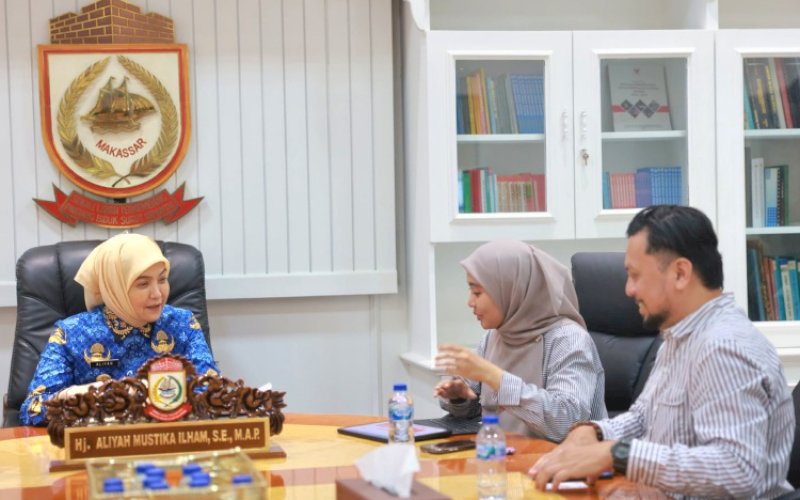 PERTEMUAN. Wakil Wali Kota Makassar, Aliyah Mustika Ilham, menerima kunjungan audiensi dari tim iSWARA Makassar di Ruang Rapat Wakil Wali Kota, Balai Kota Makassar, Kamis (17/4/2025). foto: istimewa