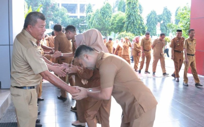 HALALBIHALAL. Bupati Bulukumba, Andi Muchtar Ali Yusuf, menyalami satu per satu para ASN dan pegawai Pemkab Bulukumba yang hadir pada halalbihalal usai Lebaran Idulfitri 1446 Hijriah di Halaman Kantor Bupati Bulukumba, Selasa (8/4/2025). foto: istimewa