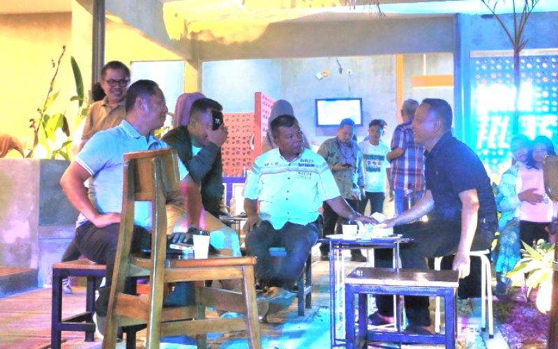 PEMBUKAAN. Bupati Bulukumba, Andi Muchtar Ali Yusuf, saat menghadiri pembukaan Oentoeng Space Minisoccer Cafe dan Resto di Jl Titang, Kelurahan Ela-ela, Kecamatan Ujung Bulu, Bulukumba, Senin (21/4/2025) malam. foto: istimewa