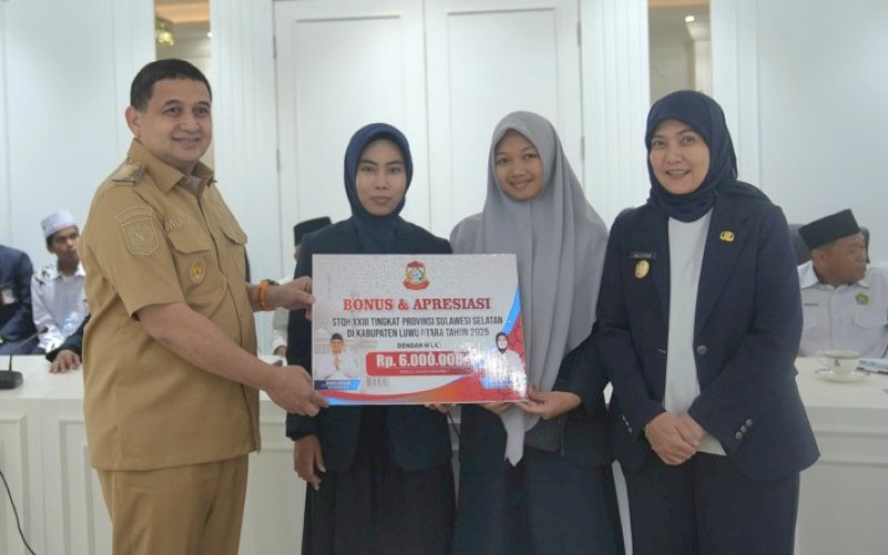 BERI BONUS. Wali Kota Makassar Munafri Arifuddin bersama Wakil Wali Kota Makassar Aliyah Mustika Ilham memberi memberikan bonus kepada kafiah Makassar yang meraih juara II STQH XXIII 2025 di Kantor Balai kota Makassar, Senin (28/4/2025). foto: istimewa