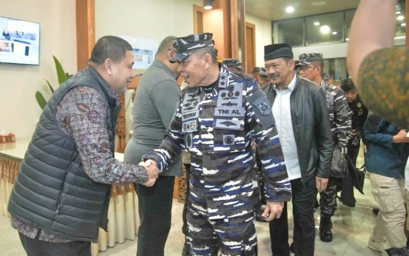 PENJEMPUTAN. Wali Kota Makassar Munafri Arifuddin ikut menjemput KSAL Laksamana TNI Muhammad Ali di Pangkalan TNI Angkatan Udara Sultan Hasanuddin, Jumat (18/4/2025) malam. foto: istimewa